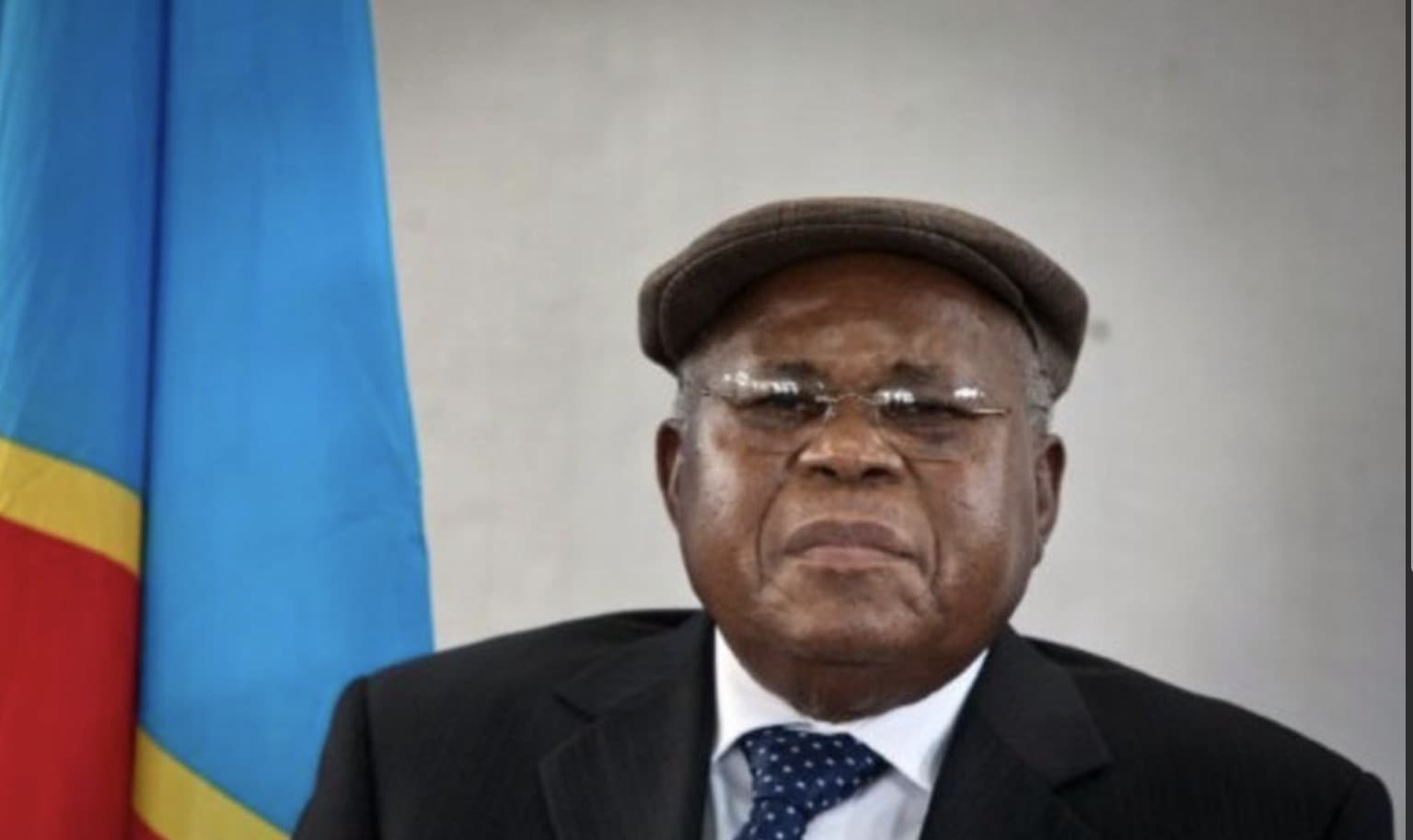 Le Dr Étienne Tshisekedi devant le drapeau de la République démocratique du Congo